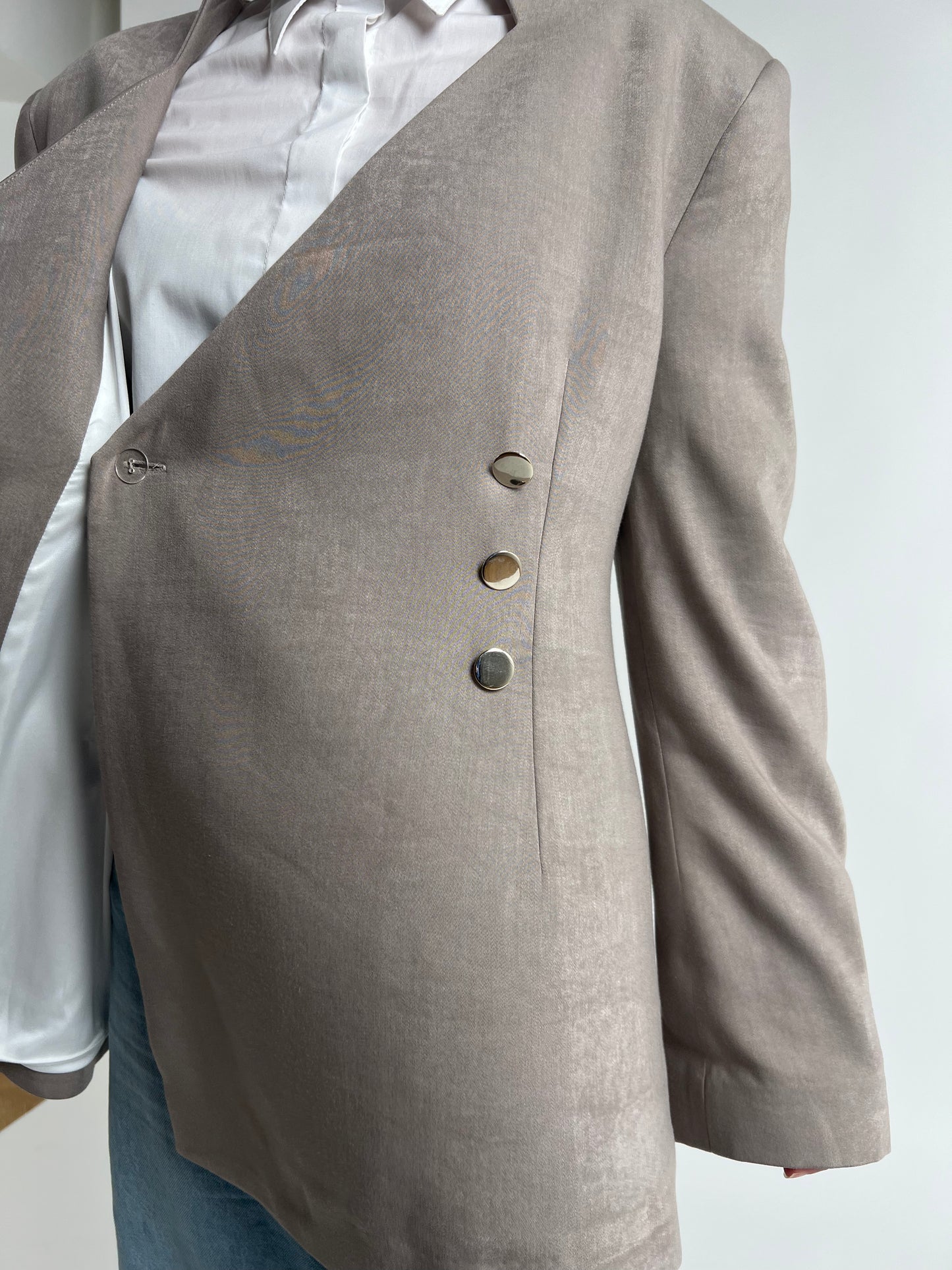 Blazer grège croisé Attitude Aura, veste élégante de corporate modest fashion haut de gamme
