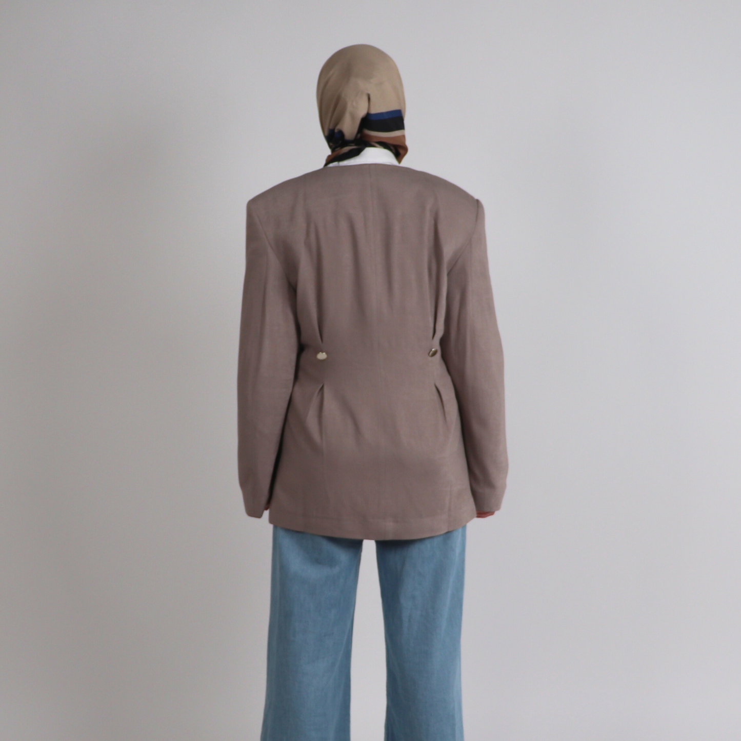 Blazer grège croisé Attitude Aura, veste élégante de corporate modest fashion haut de gamme