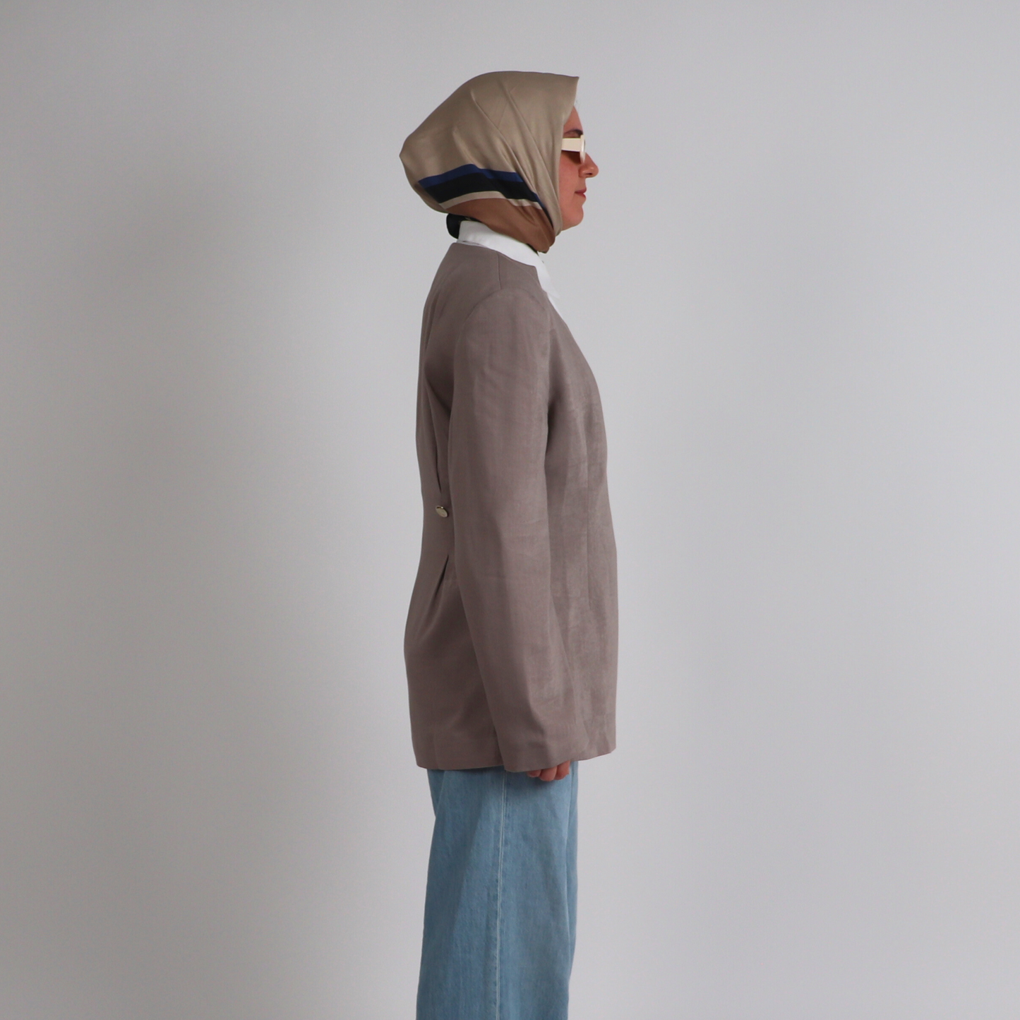Blazer grège croisé Attitude Aura, veste élégante de corporate modest fashion haut de gamme