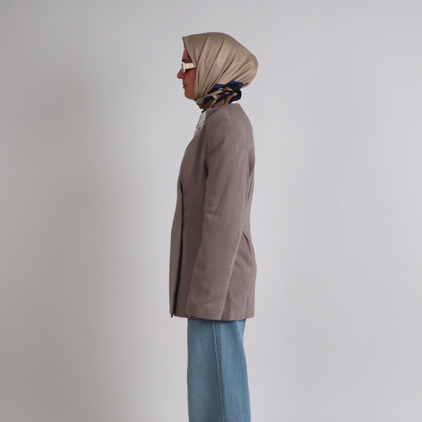 Blazer grège croisé Attitude Aura, veste élégante de corporate modest fashion haut de gamme
