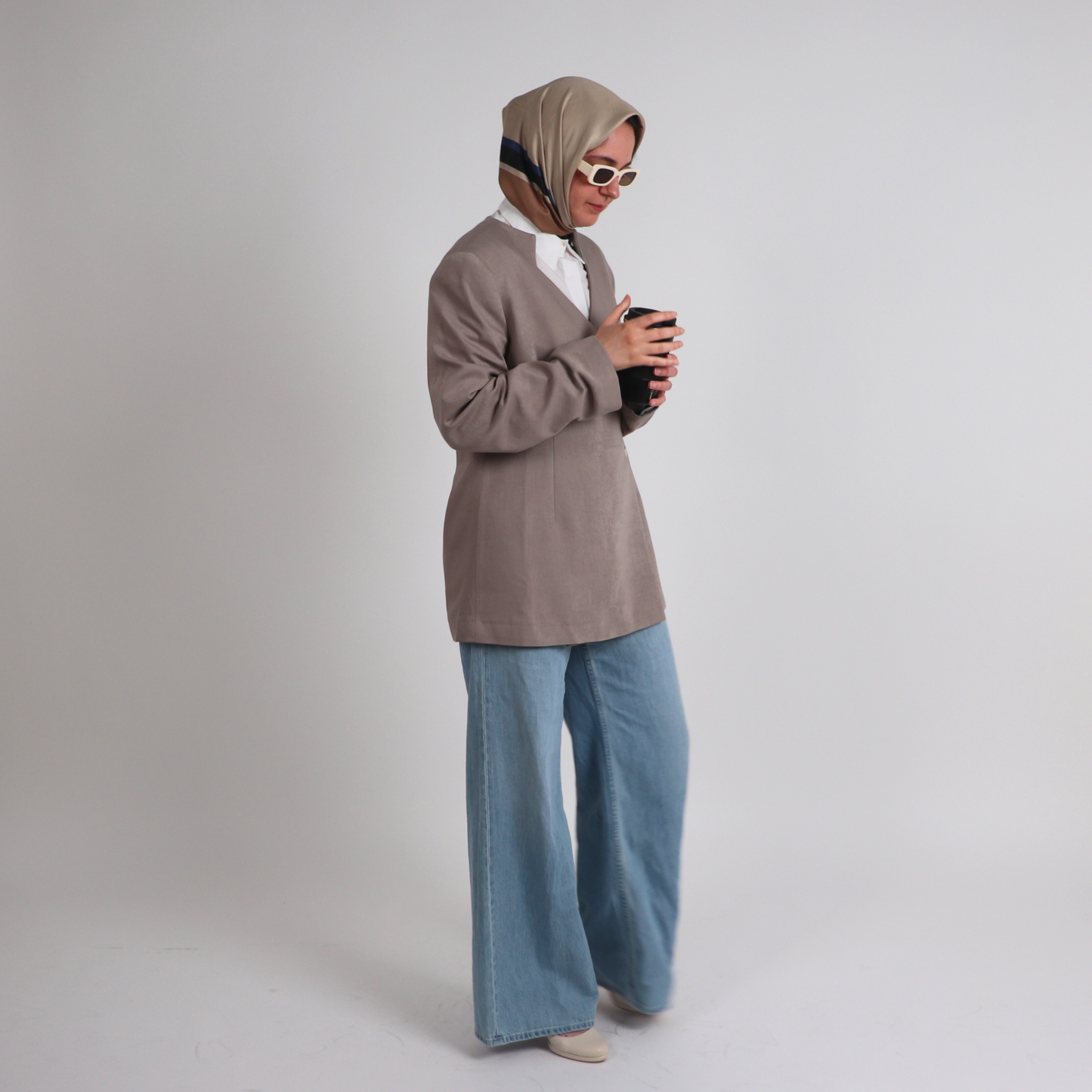 Blazer grège croisé Attitude Aura, veste élégante de corporate modest fashion haut de gamme