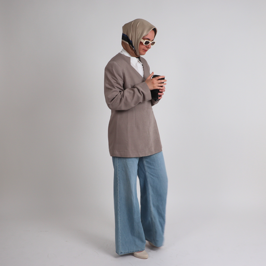 Blazer grège croisé Attitude Aura, veste élégante de corporate modest fashion haut de gamme