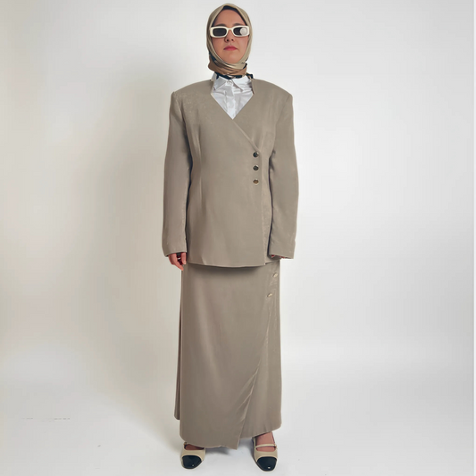 Ensemble complet Attitude grège Aura avec blazer croisé et jupe portefeuille, mode modeste professionnelle haut de gamme