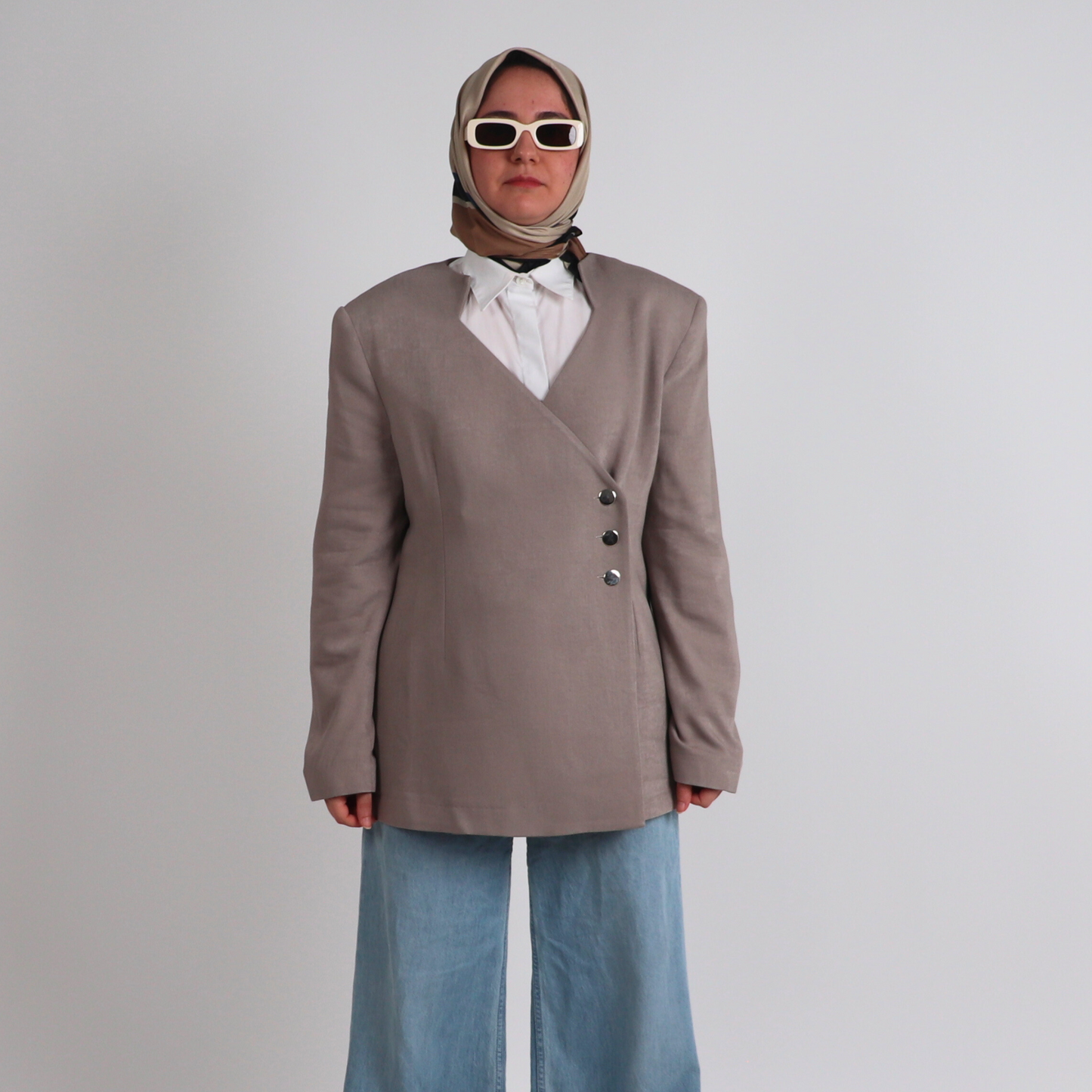 Blazer grège croisé Attitude Aura, veste élégante de corporate modest fashion haut de gamme