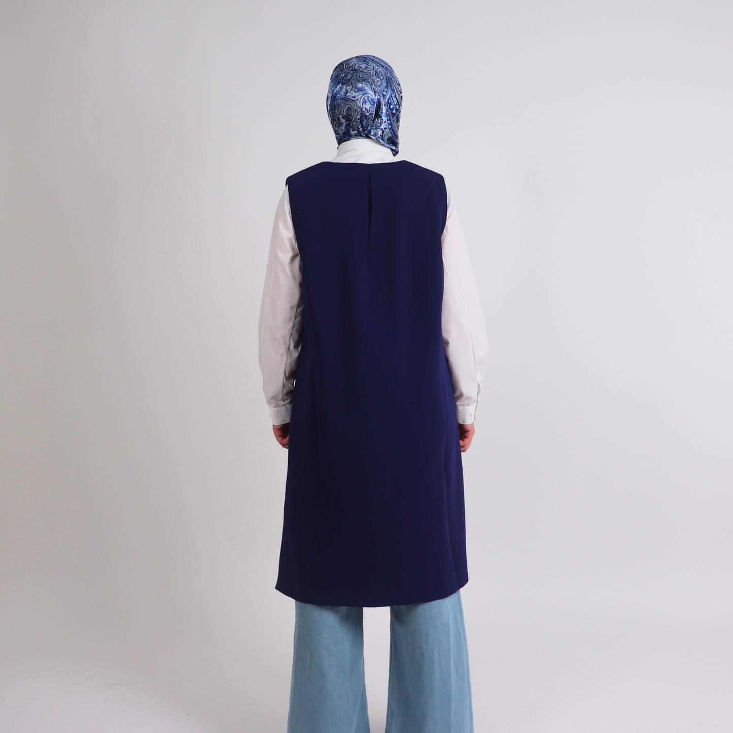 Gilet blazer long Leadership bleu sans manches avec épaulettes, pièce élégante de corporate modest fashion Aura