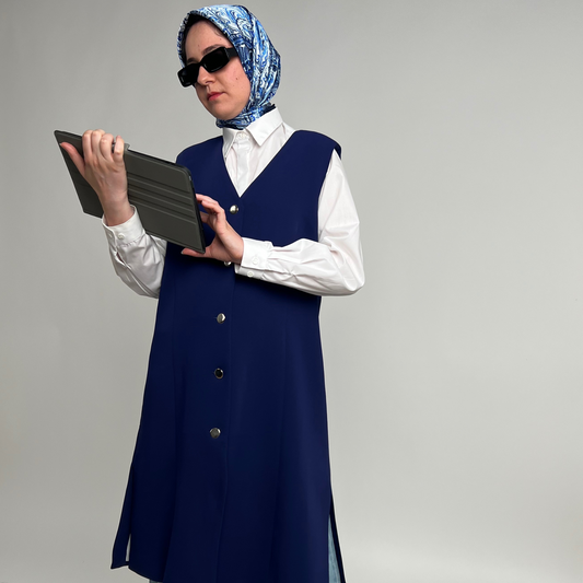 Gilet blazer long Leadership bleu sans manches avec épaulettes, pièce élégante de corporate modest fashion Aura