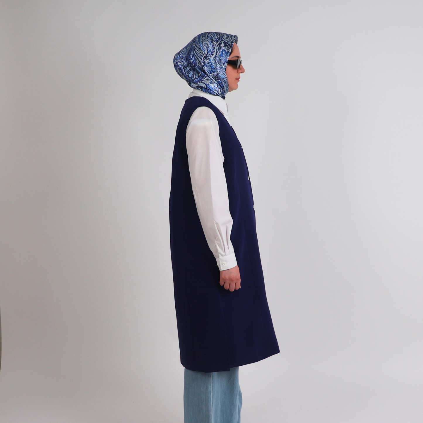 Gilet blazer long Leadership bleu sans manches avec épaulettes, pièce élégante de corporate modest fashion Aura