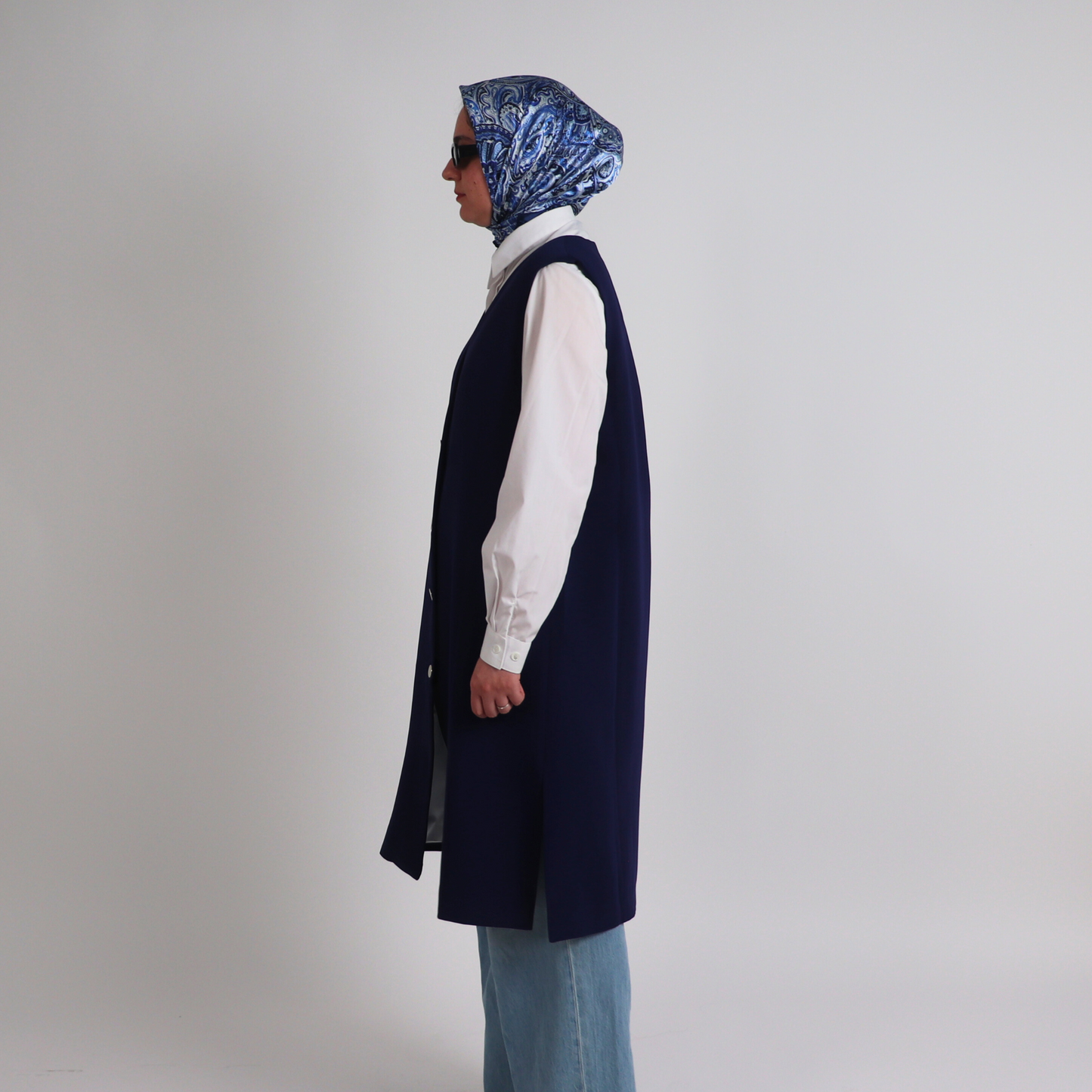 Gilet blazer long Leadership bleu sans manches avec épaulettes, pièce élégante de corporate modest fashion Aura