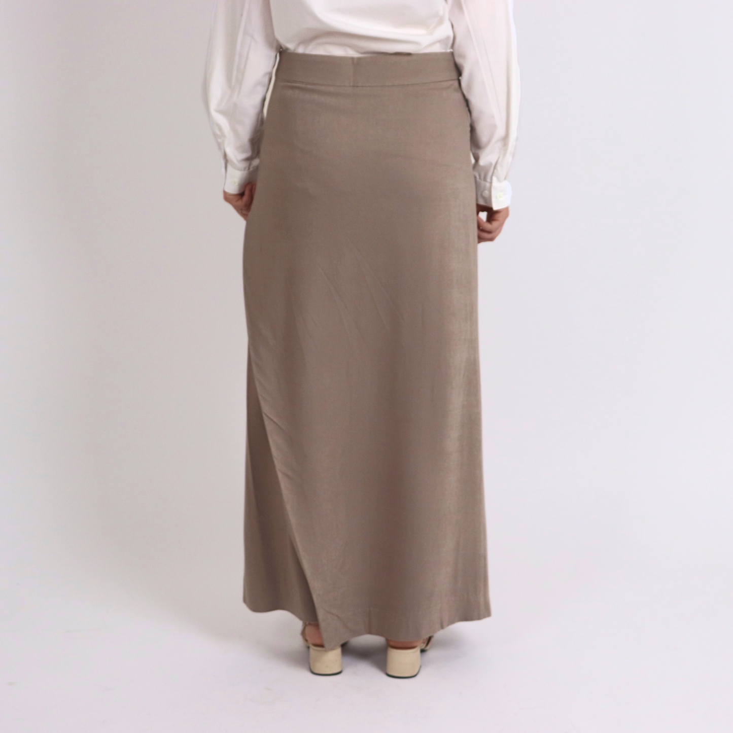Jupe grège portefeuille Attitude Aura, tenue professionnelle chic et mode modeste premium »