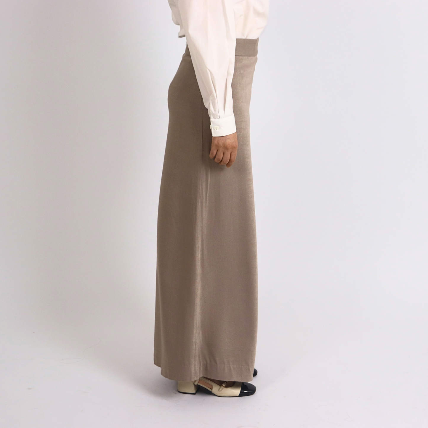 Jupe grège portefeuille Attitude Aura, tenue professionnelle chic et mode modeste premium