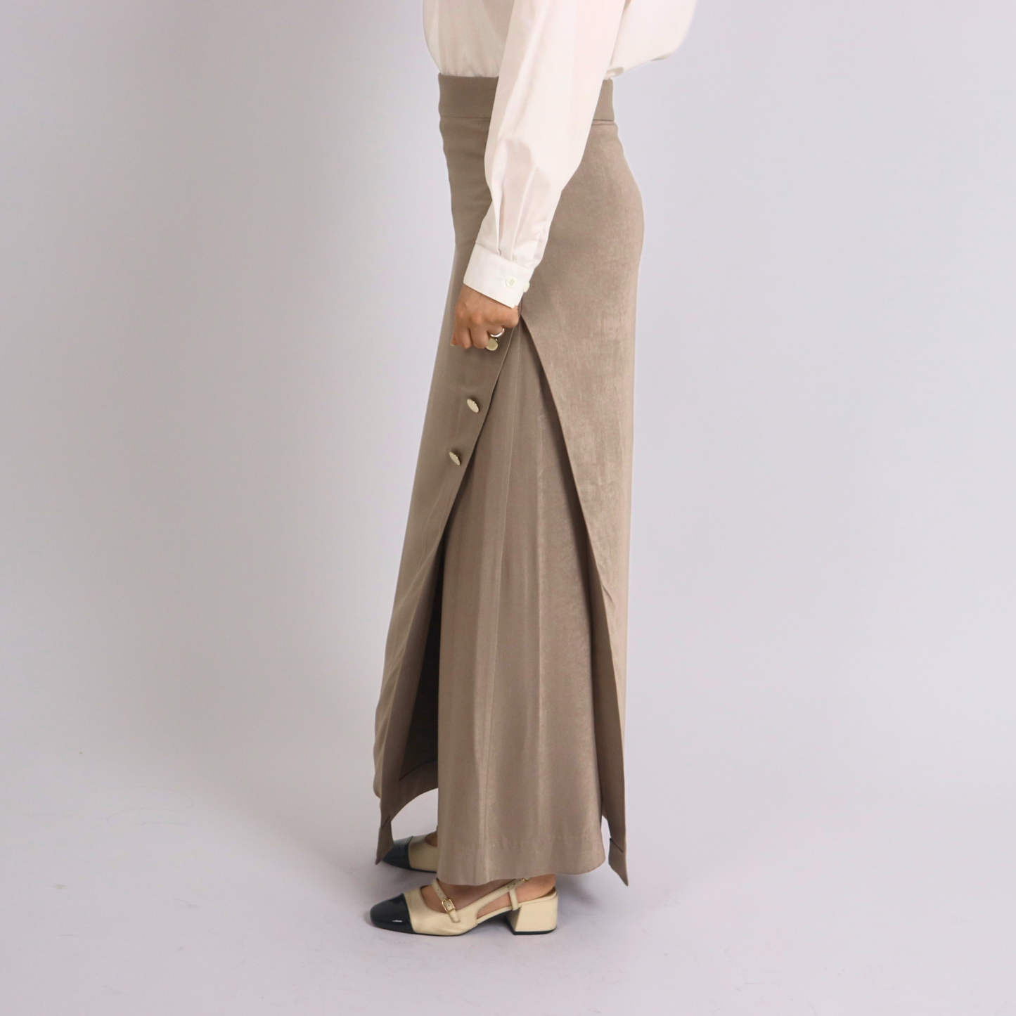 Jupe grège portefeuille Attitude Aura, tenue professionnelle chic et mode modeste premium »