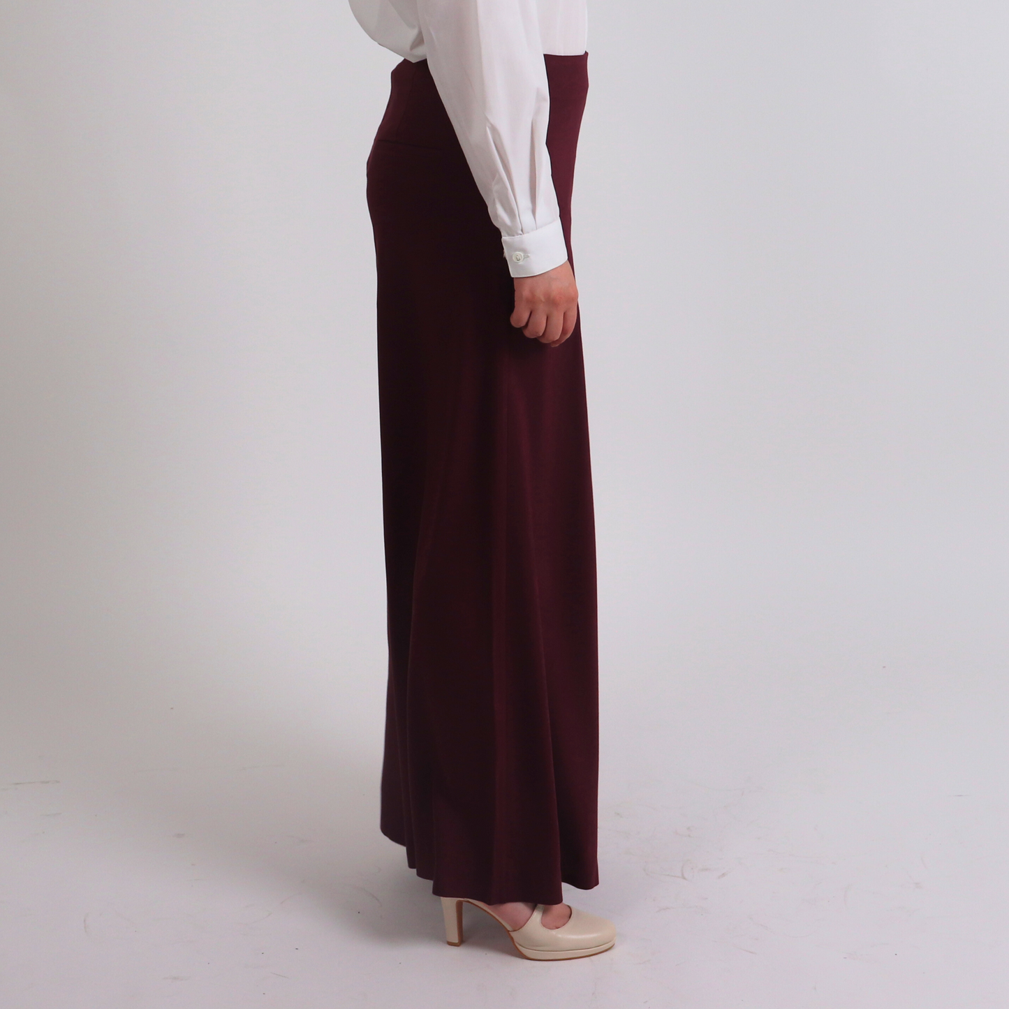 Pantalon bordeaux large taille haute KPI Aura, pièce corporate chic et mode modeste haut de gamme
