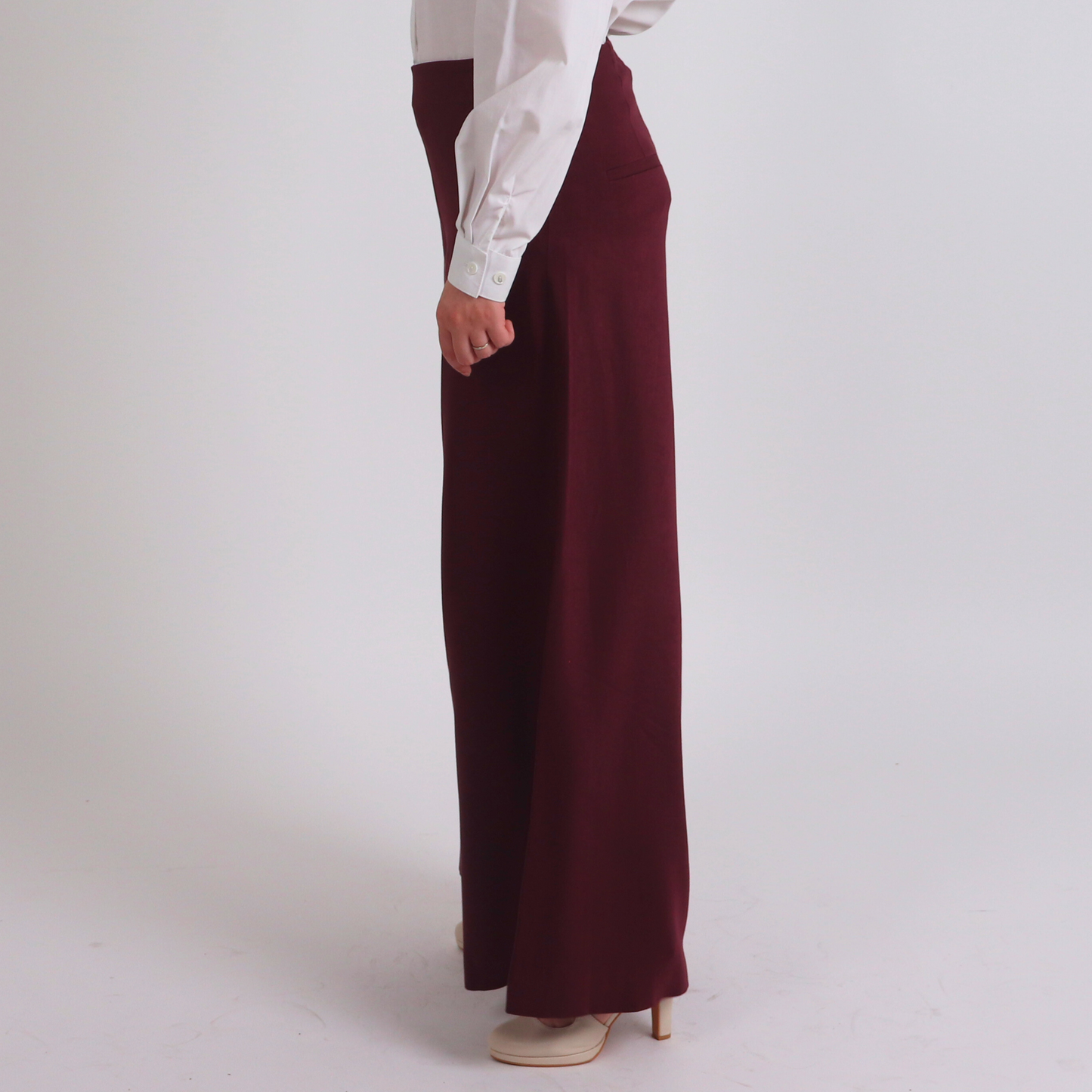 Pantalon bordeaux large taille haute KPI Aura, pièce corporate chic et mode modeste haut de gamme