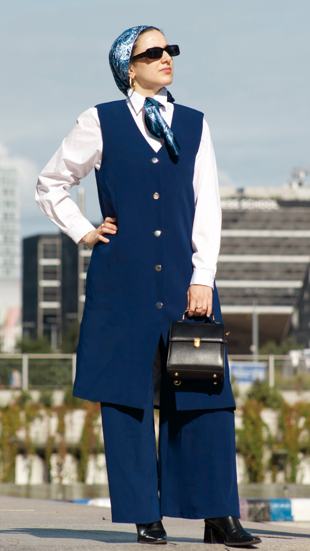 Femme élégante portant l’ensemble bleu Leadership Aura, tenue corporate modest fashion haut de gamme