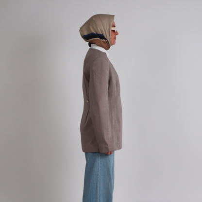Blazer grège croisé Attitude Aura, veste élégante de corporate modest fashion haut de gamme