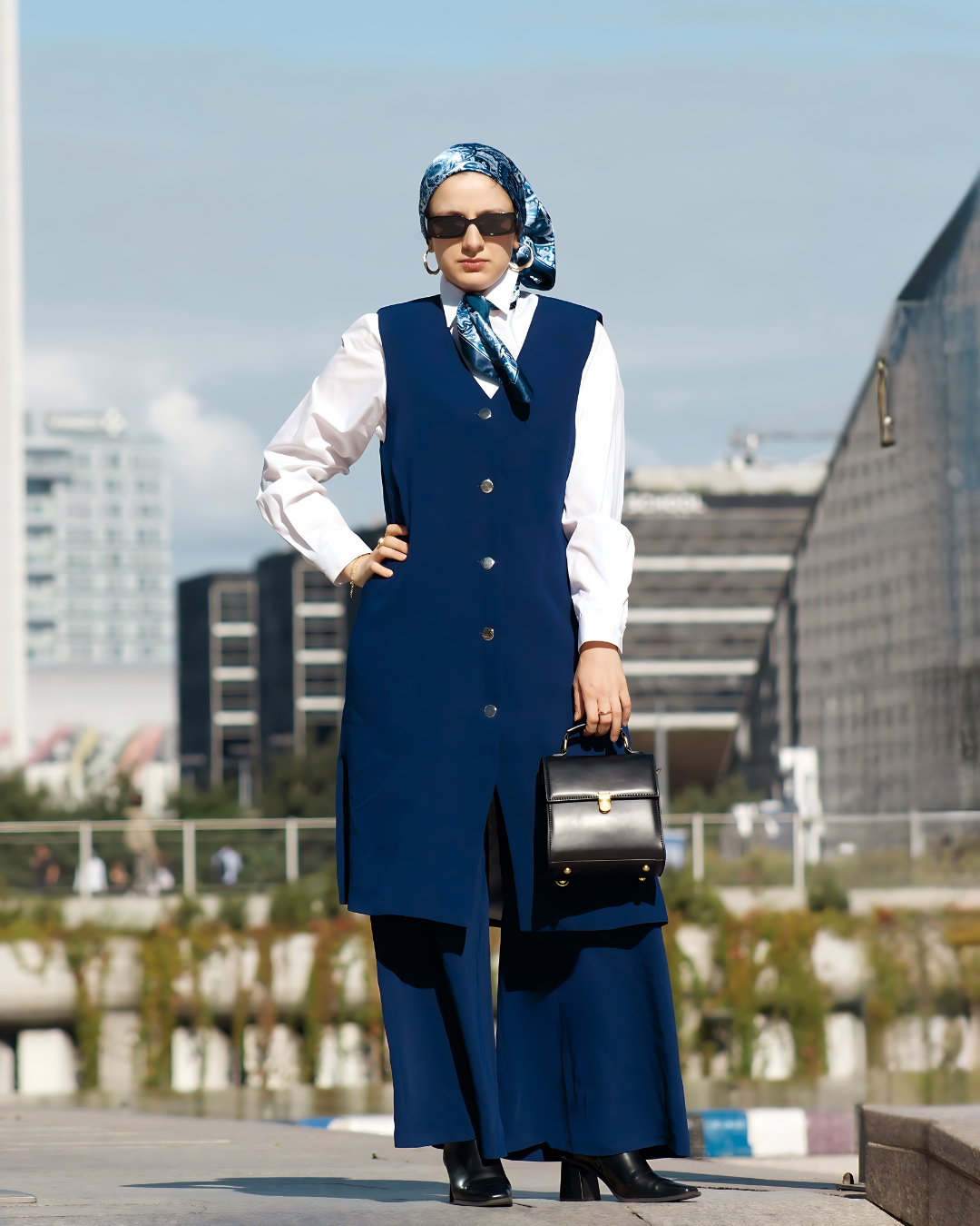 Ensemble complet Leadership bleu Aura avec gilet blazer long et pantalon large taille haute, look corporate chic et mode modeste premium