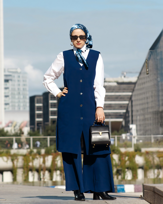 Ensemble complet Leadership bleu Aura avec gilet blazer long et pantalon large taille haute, look corporate chic et mode modeste premium