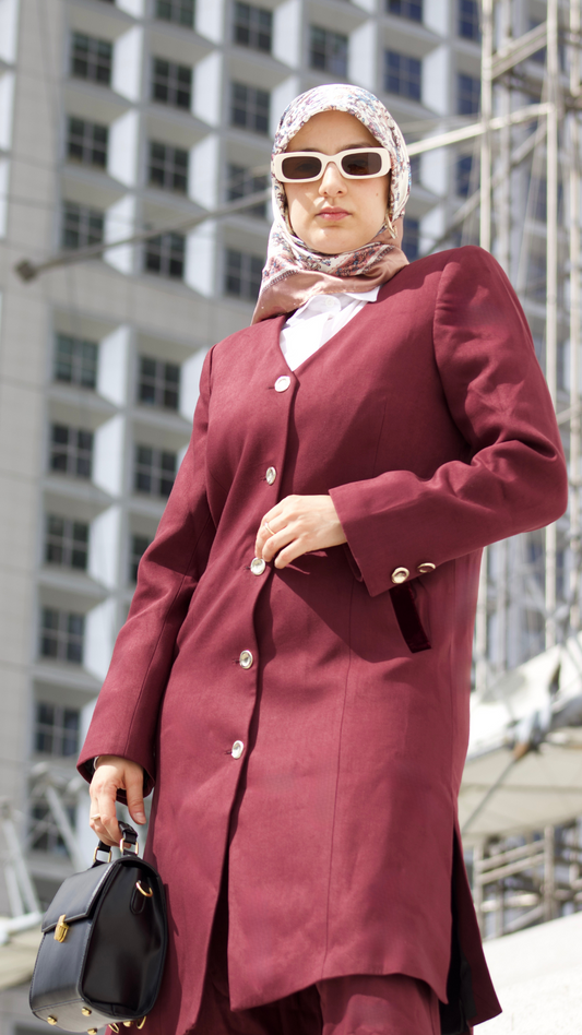 Ensemble complet KPI bordeaux burgundy Aura avec blazer long et pantalon large taille haute, mode modeste élégante et professionnelle