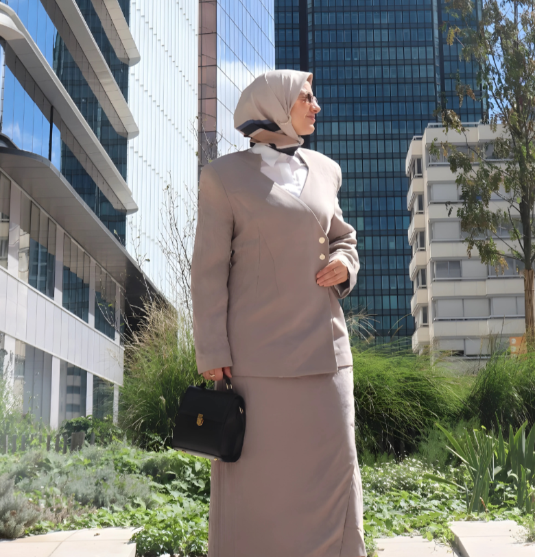 Blazer grège croisé Attitude Aura, veste élégante de corporate modest fashion haut de gamme