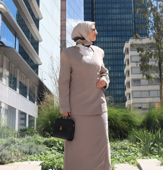 Blazer grège croisé Attitude Aura, veste élégante de corporate modest fashion haut de gamme