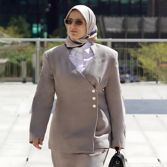Blazer grège croisé Attitude Aura, veste élégante de corporate modest fashion haut de gamme