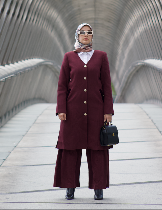 Ensemble complet KPI bordeaux burgundy Aura avec blazer long et pantalon large taille haute, mode modeste élégante et professionnelle