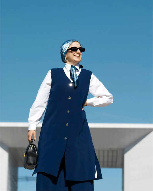 Gilet blazer long Leadership bleu sans manches avec épaulettes, pièce élégante de corporate modest fashion Aura