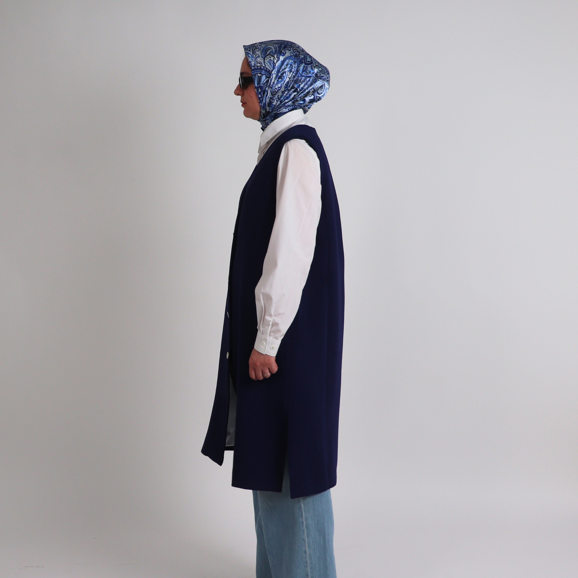 Gilet blazer long Leadership bleu sans manches avec épaulettes, pièce élégante de corporate modest fashion Aura