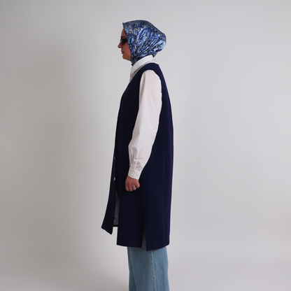 Gilet blazer long Leadership bleu sans manches avec épaulettes, pièce élégante de corporate modest fashion Aura