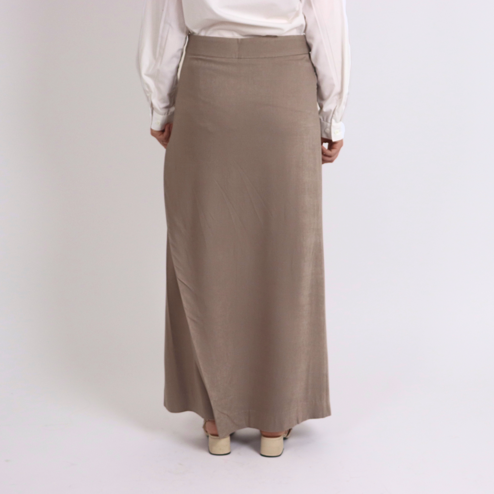 Jupe grège portefeuille Attitude Aura, tenue professionnelle chic et mode modeste premium »