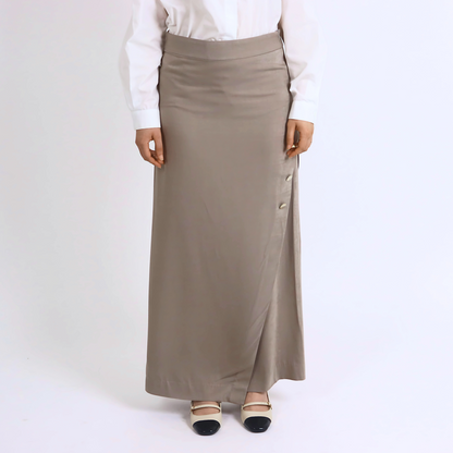 Jupe grège portefeuille Attitude Aura, tenue professionnelle chic et mode modeste premium