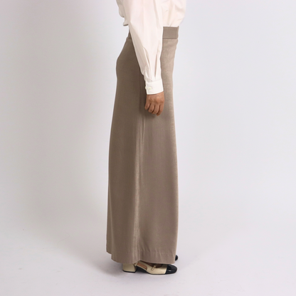 Jupe grège portefeuille Attitude Aura, tenue professionnelle chic et mode modeste premium