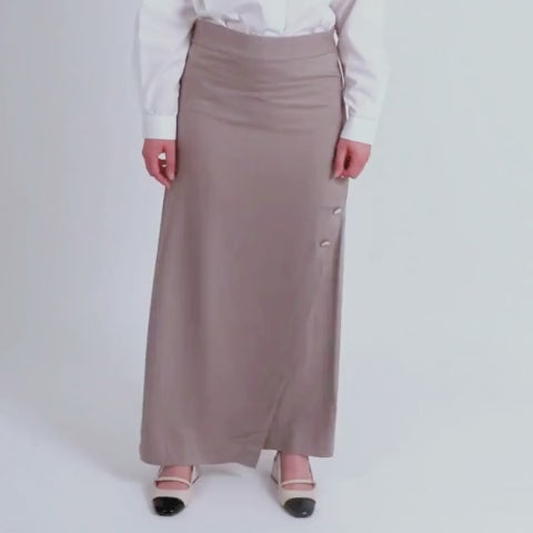 Jupe grège portefeuille Attitude Aura, tenue professionnelle chic et mode modeste premium